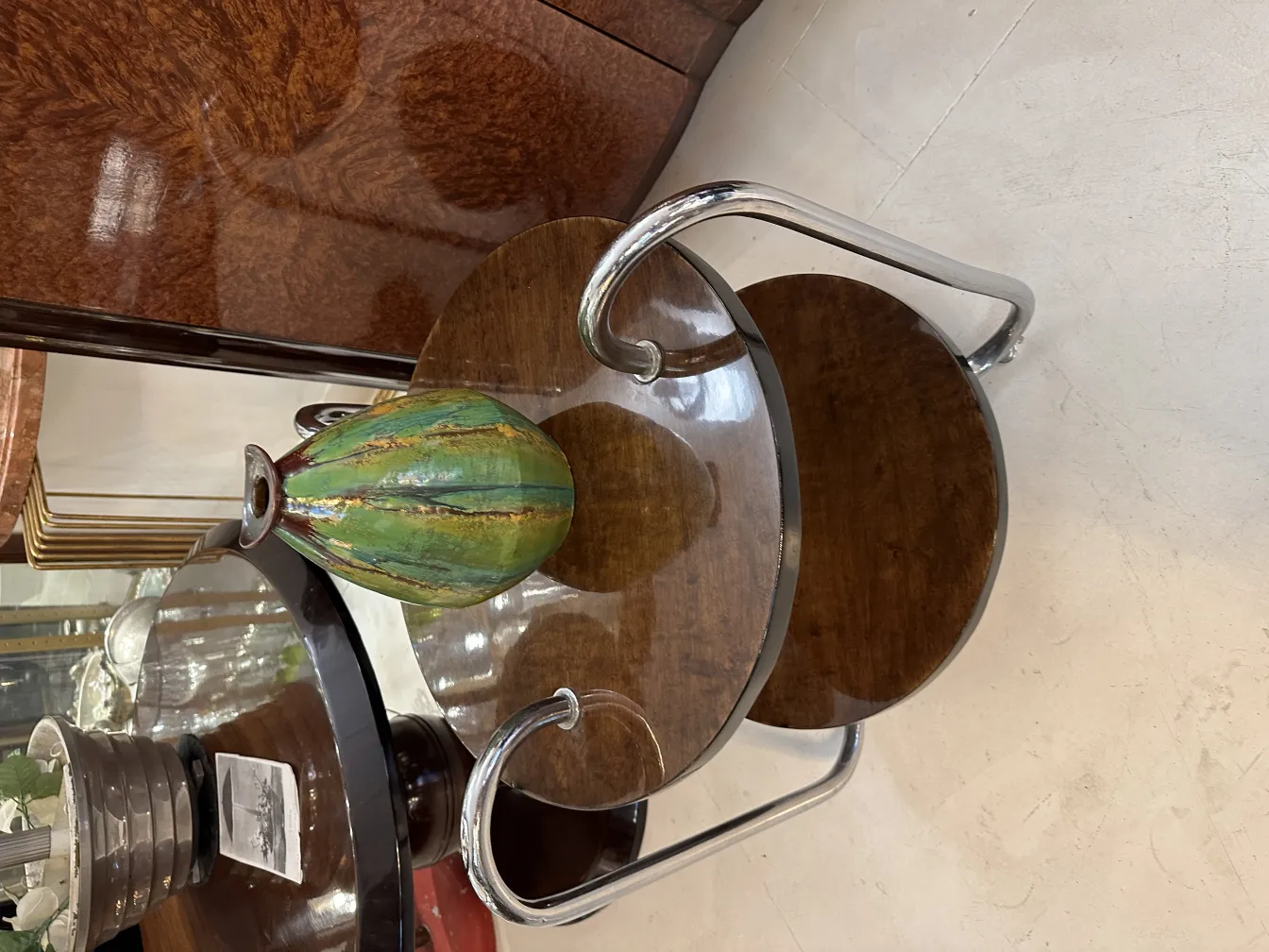 Alte farbige Keramikvase auf einem Tisch