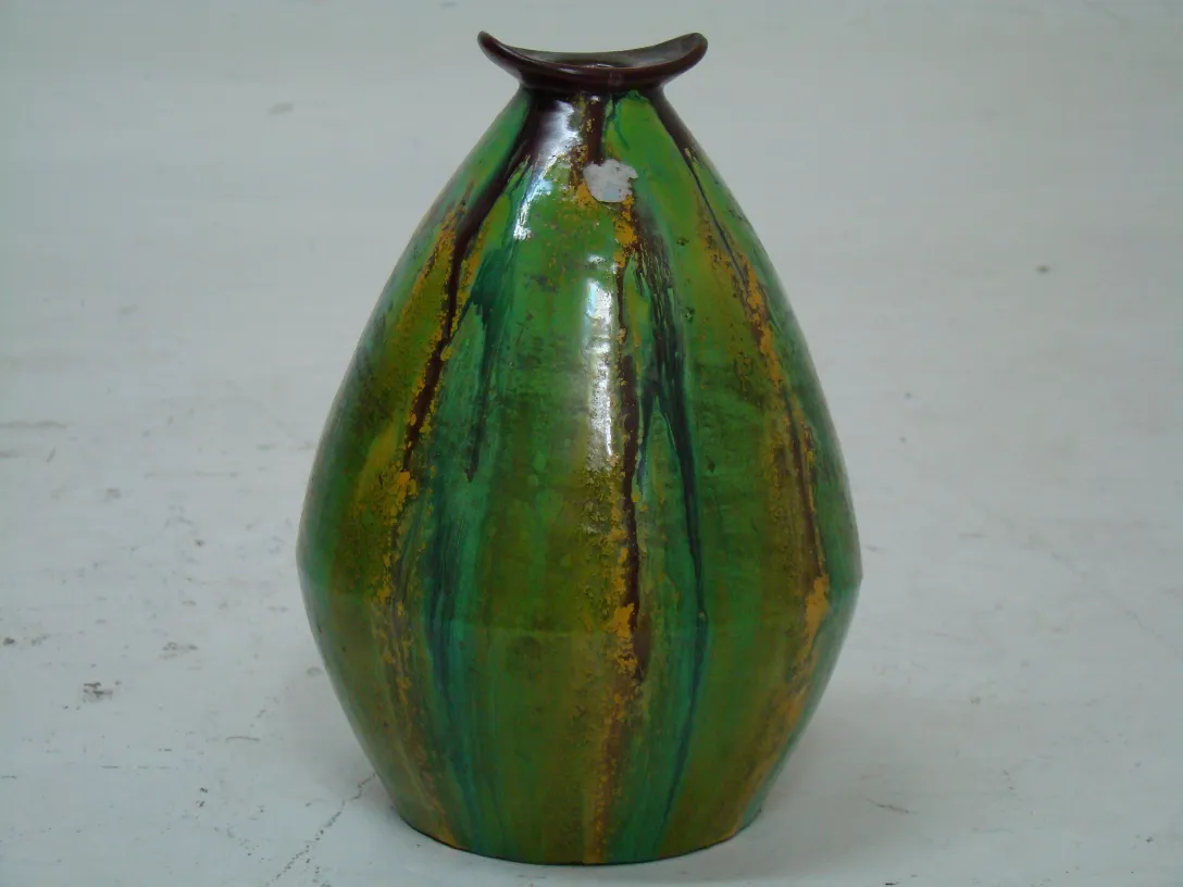 alter grüner Keramikvase mit gewelltem Design