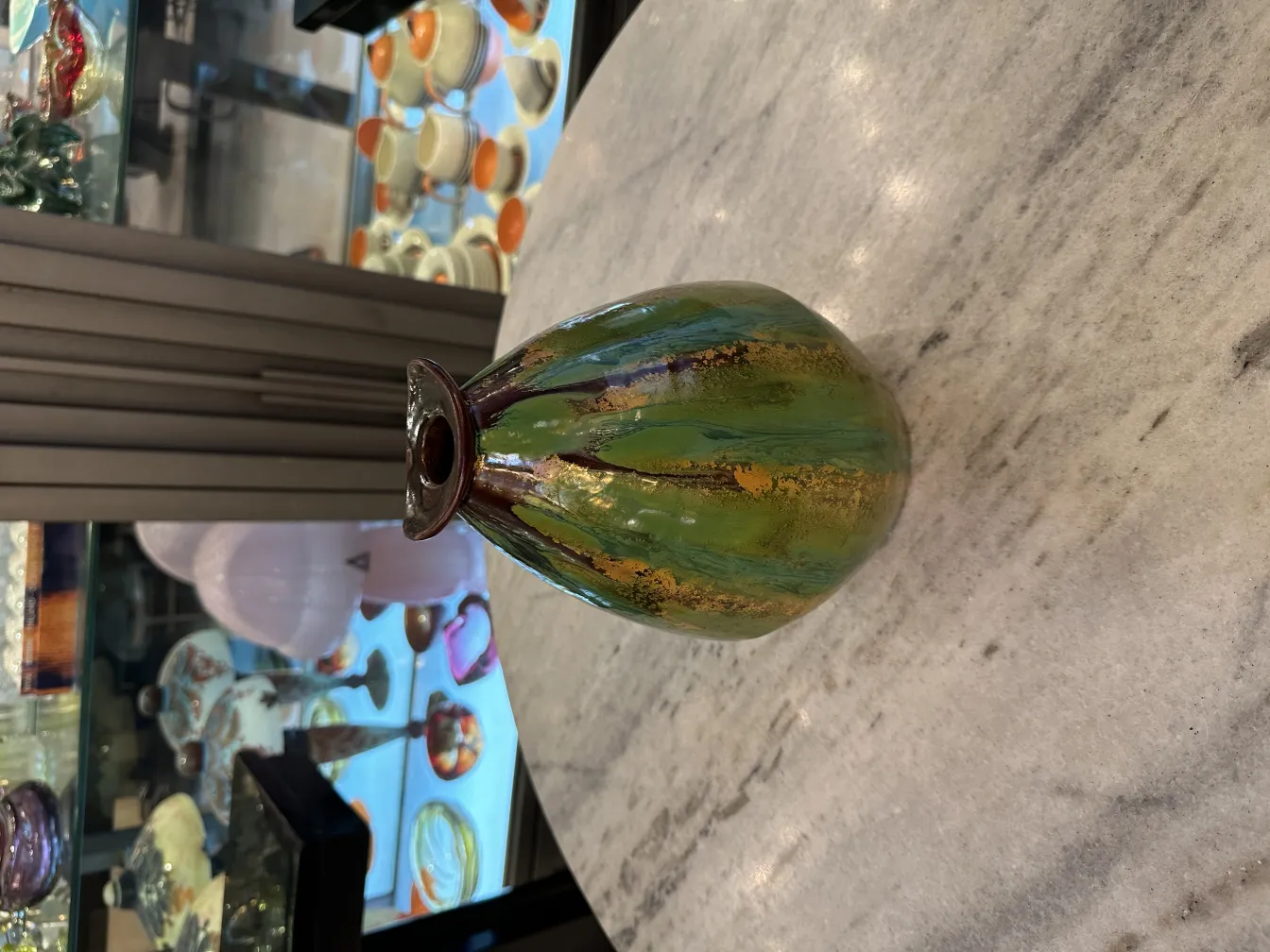 Vase en céramique ancienne verte avec des motifs, fond d'antiquités.