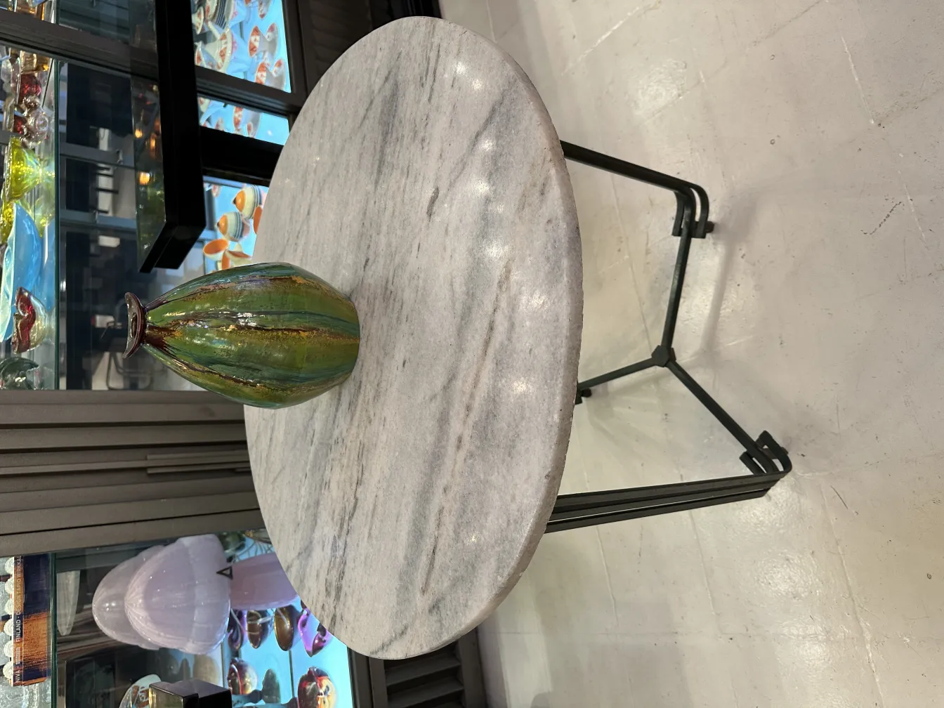 Stupenda ceramica antica con design artistico in tonalità verdi.