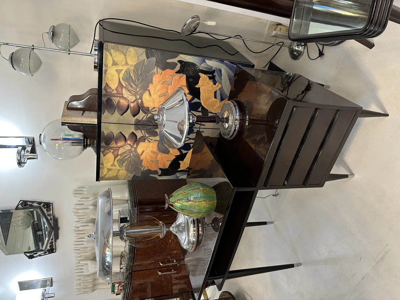 Антикварная керамика с цветными рисунками в стильной обстановке с современными мебелью.