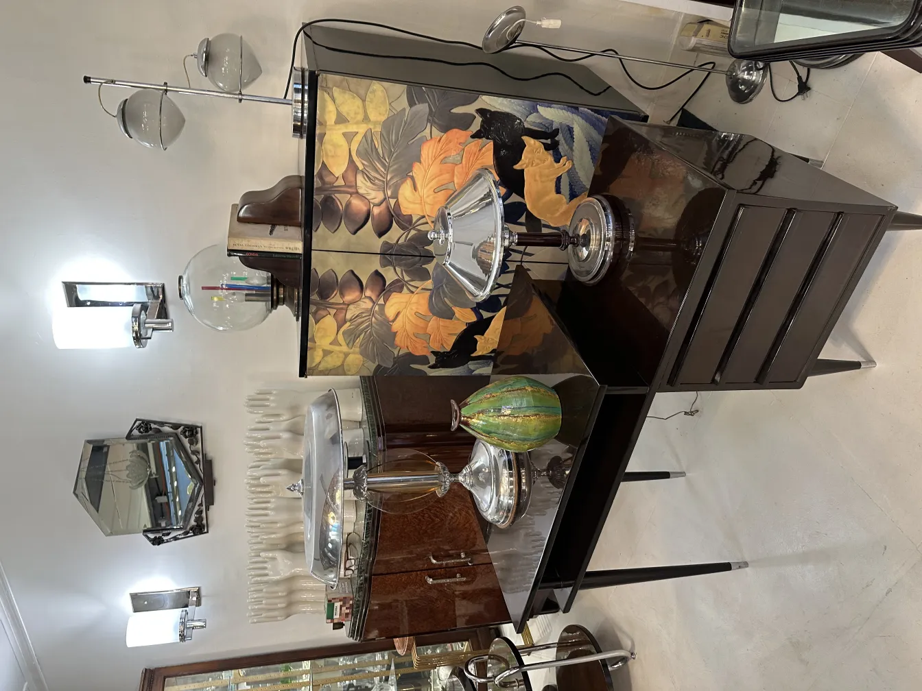 カラフルで光沢のあるデザインの古い装飾陶器