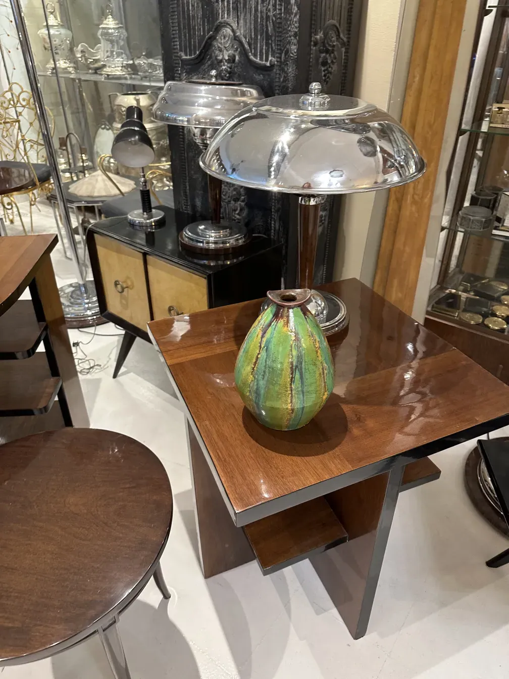 Ceramica antica con design colorato in un ambiente antico