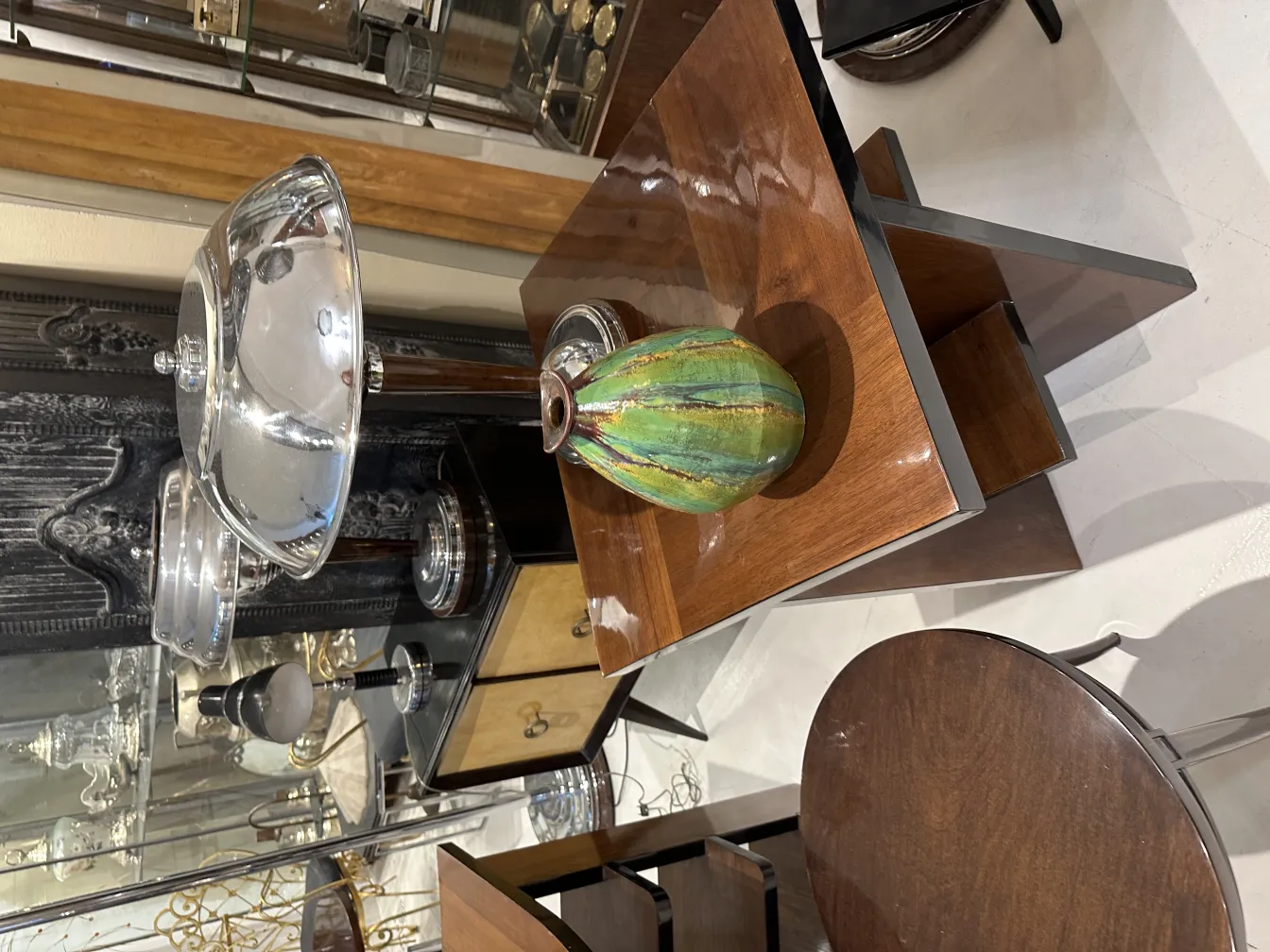 Vaso cerâmico antigo com brilho verde e marrom, decorativo