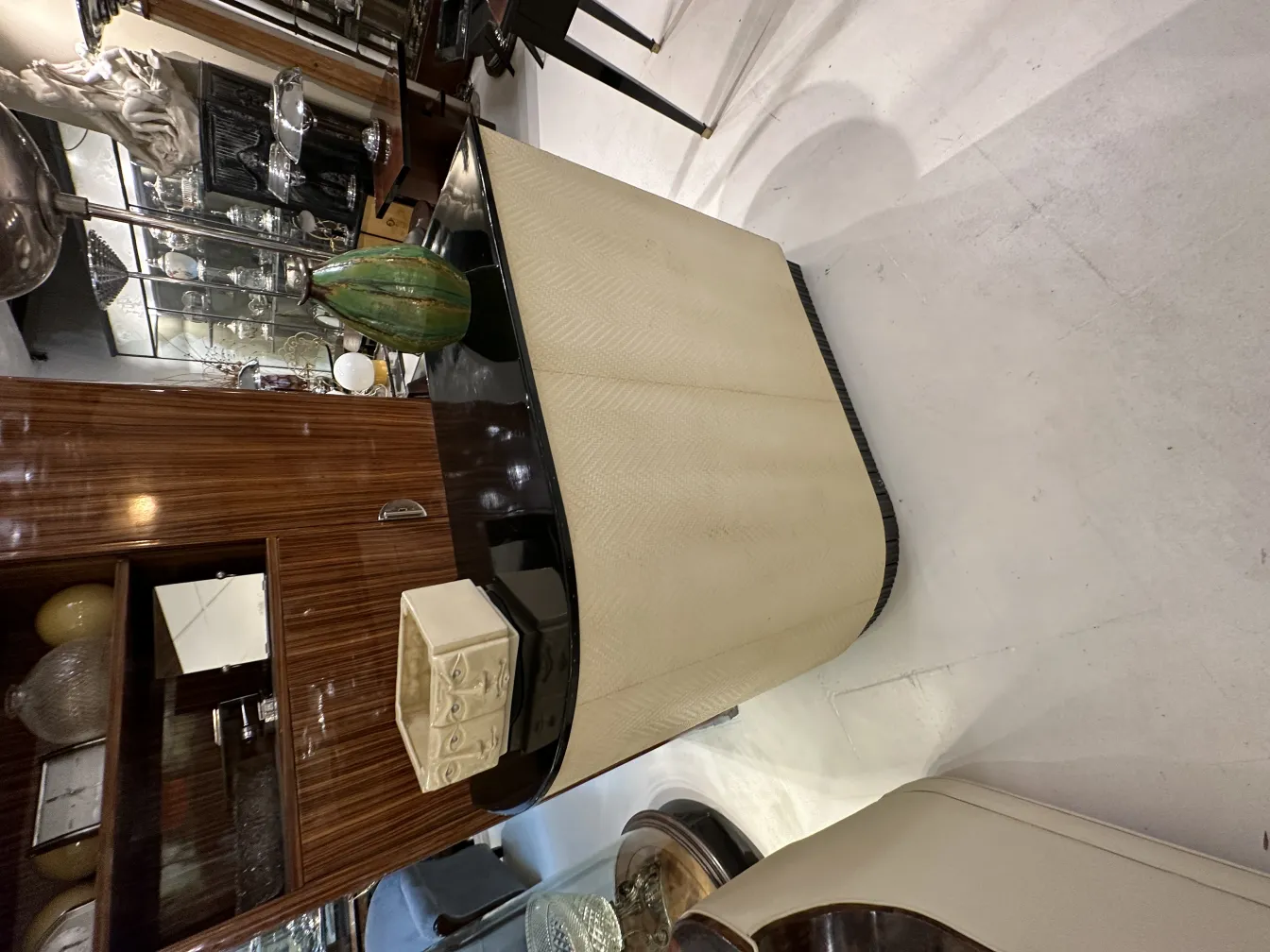 Vaso in ceramica antica in un ambiente elegante.