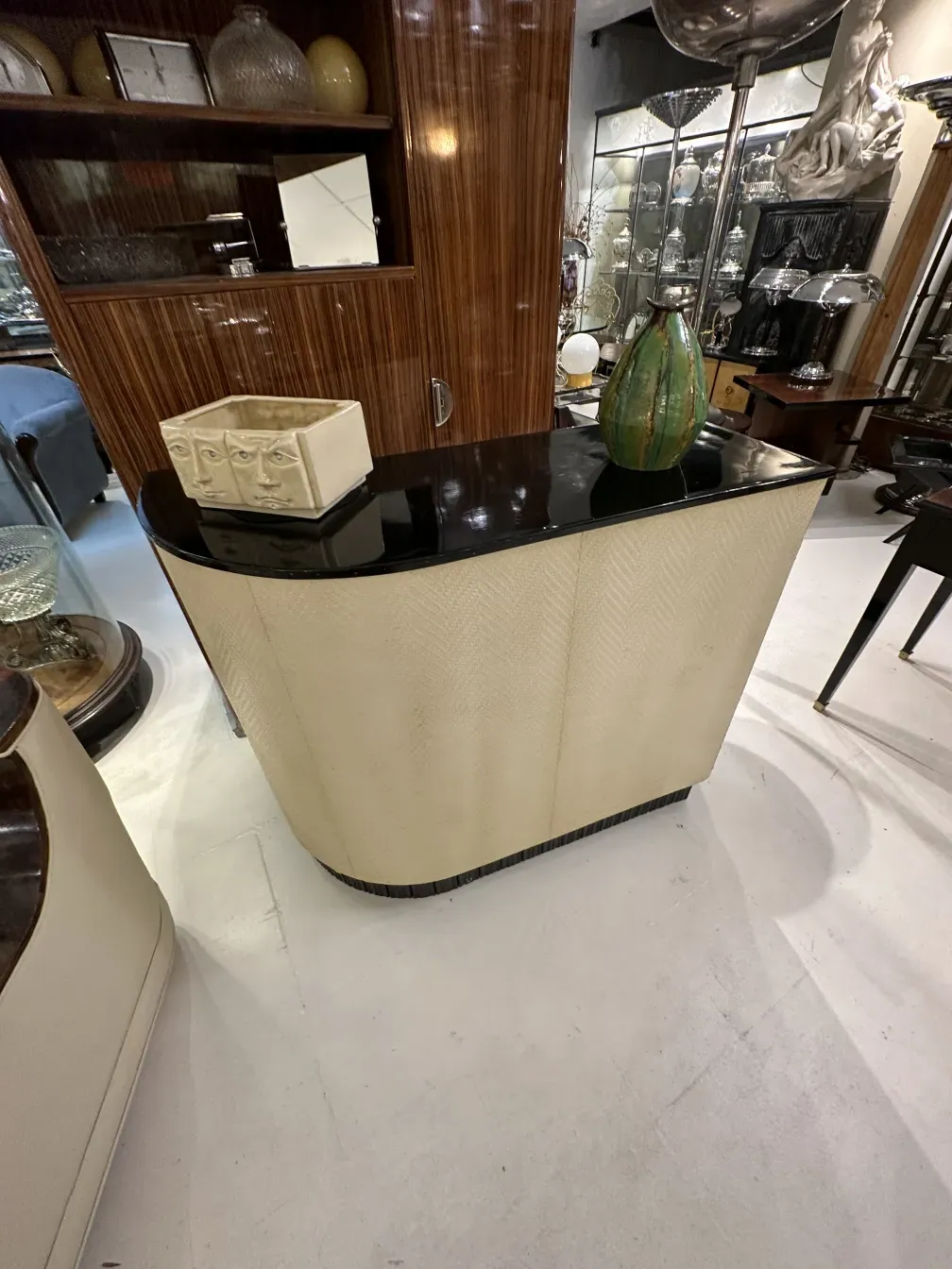 六角形の顔が描かれた古い陶器装飾品。