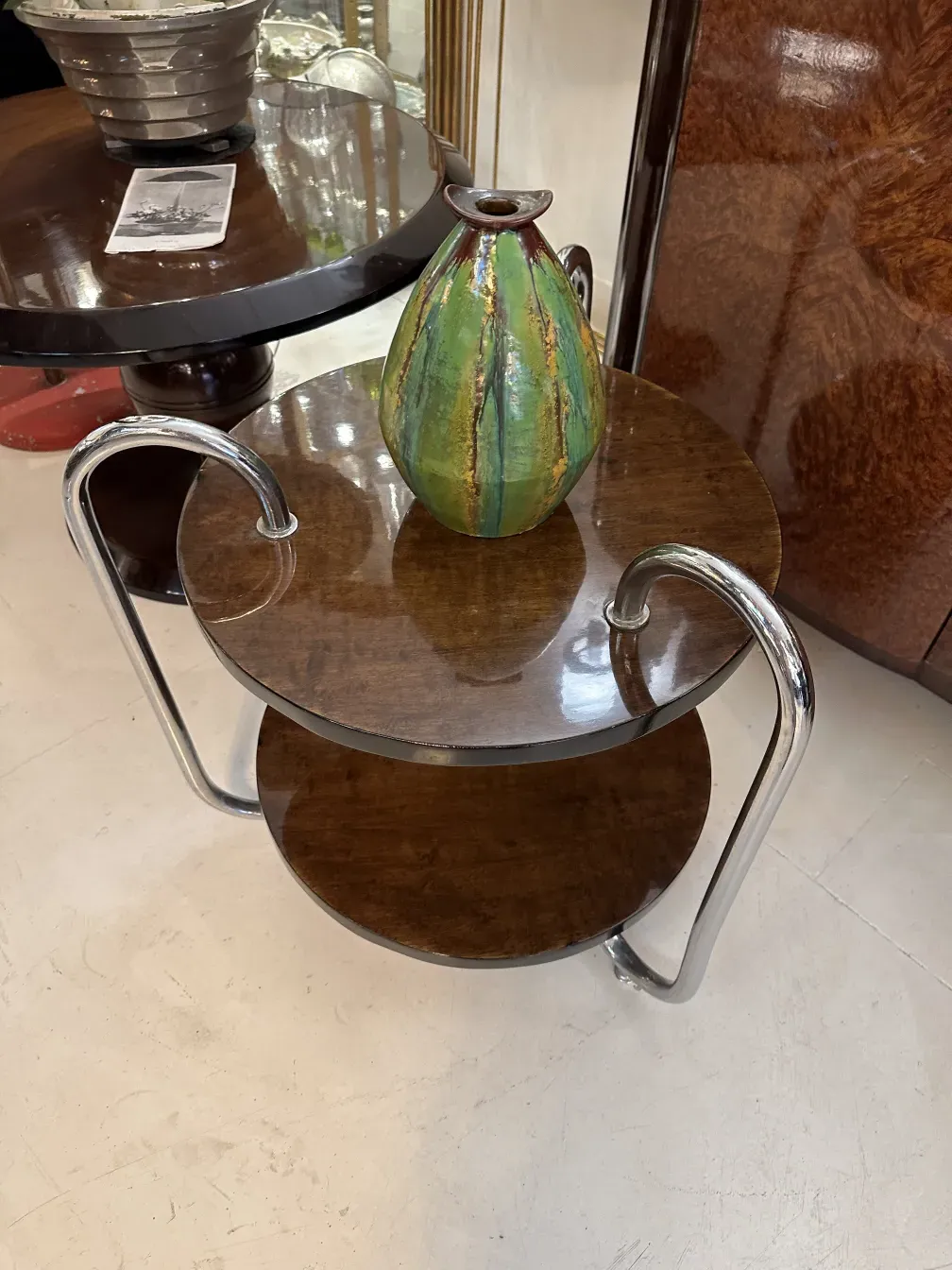 Vaso antico in ceramica su tavolo con design colorato