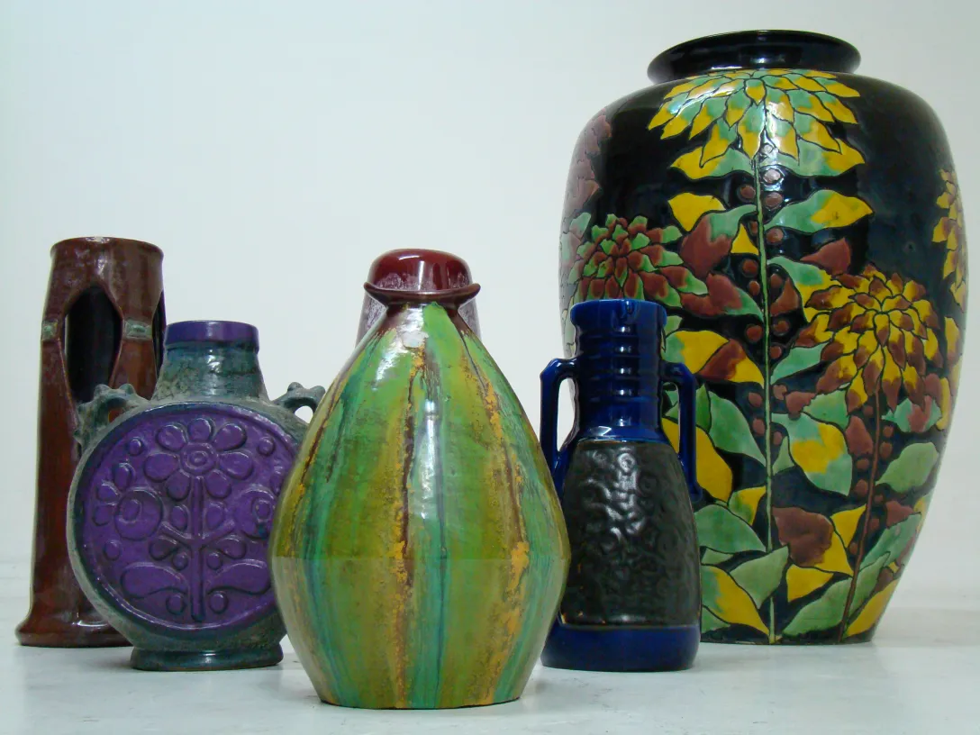 Coleção de cerâmicas antigas coloridas em várias formas.