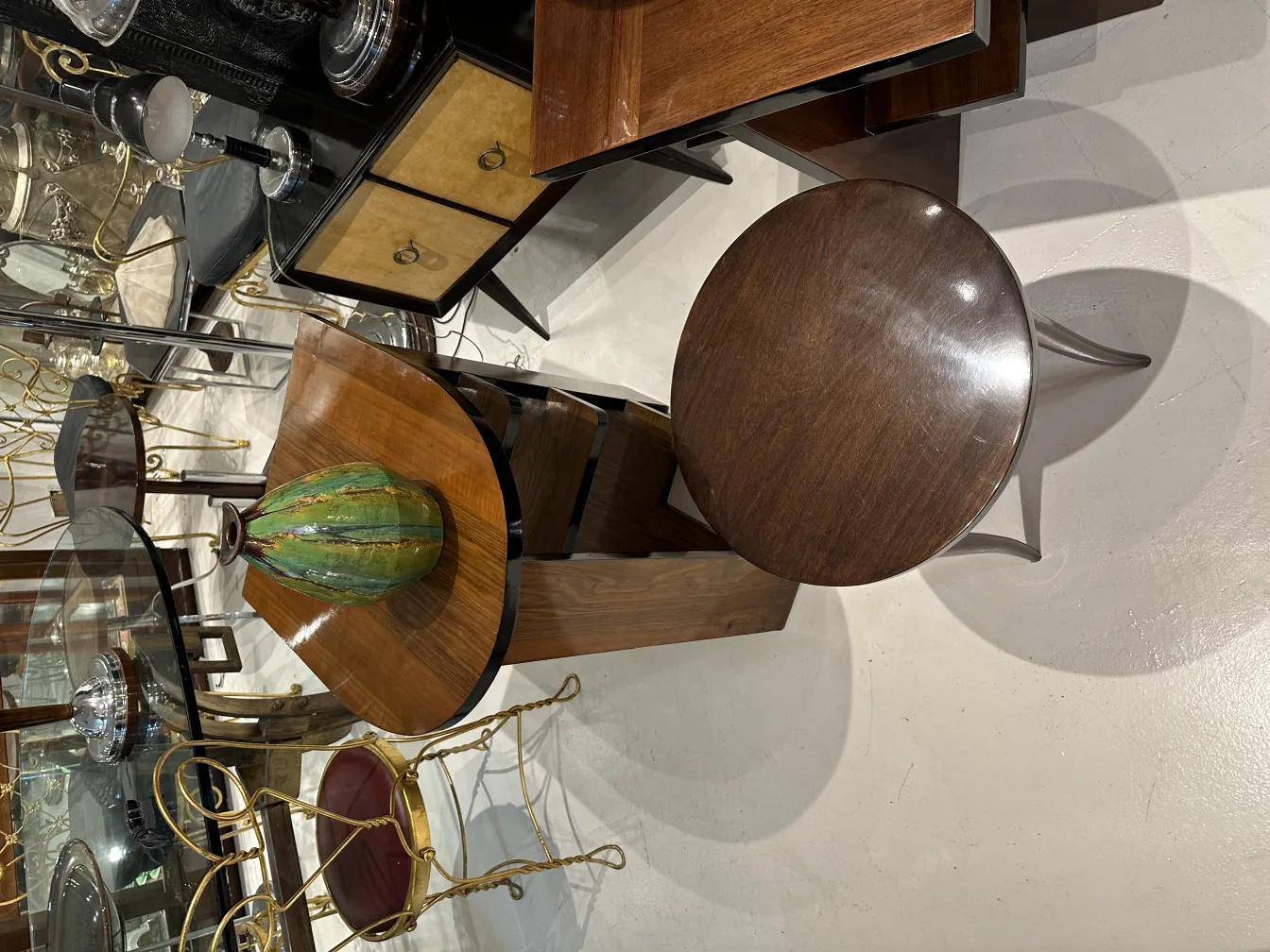 Jarrón antiguo de cerámica con decoración verde en un entorno de antigüedades