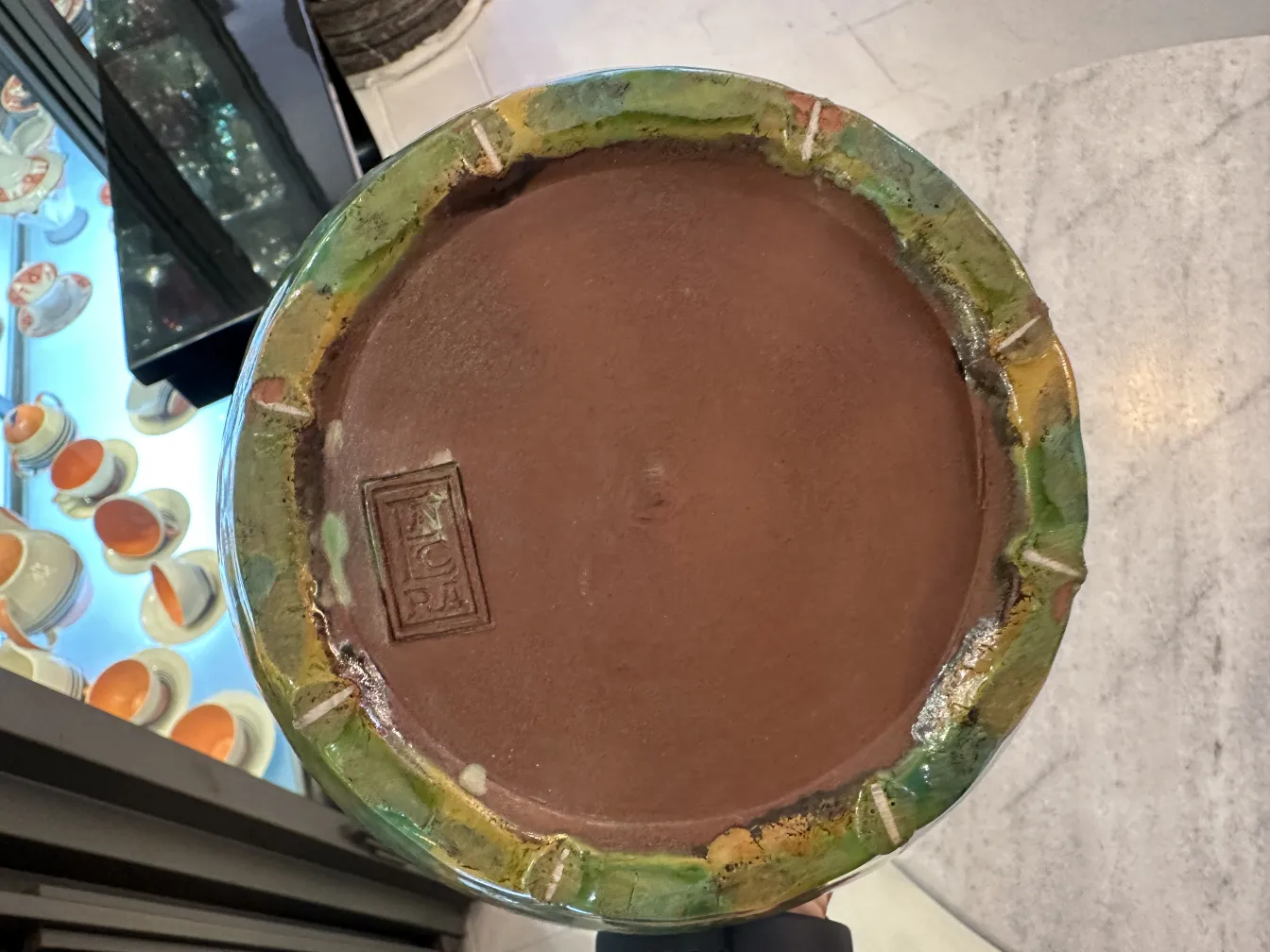 عرض لأسفل كائن السيراميك القديم مع تفاصيل ملونة