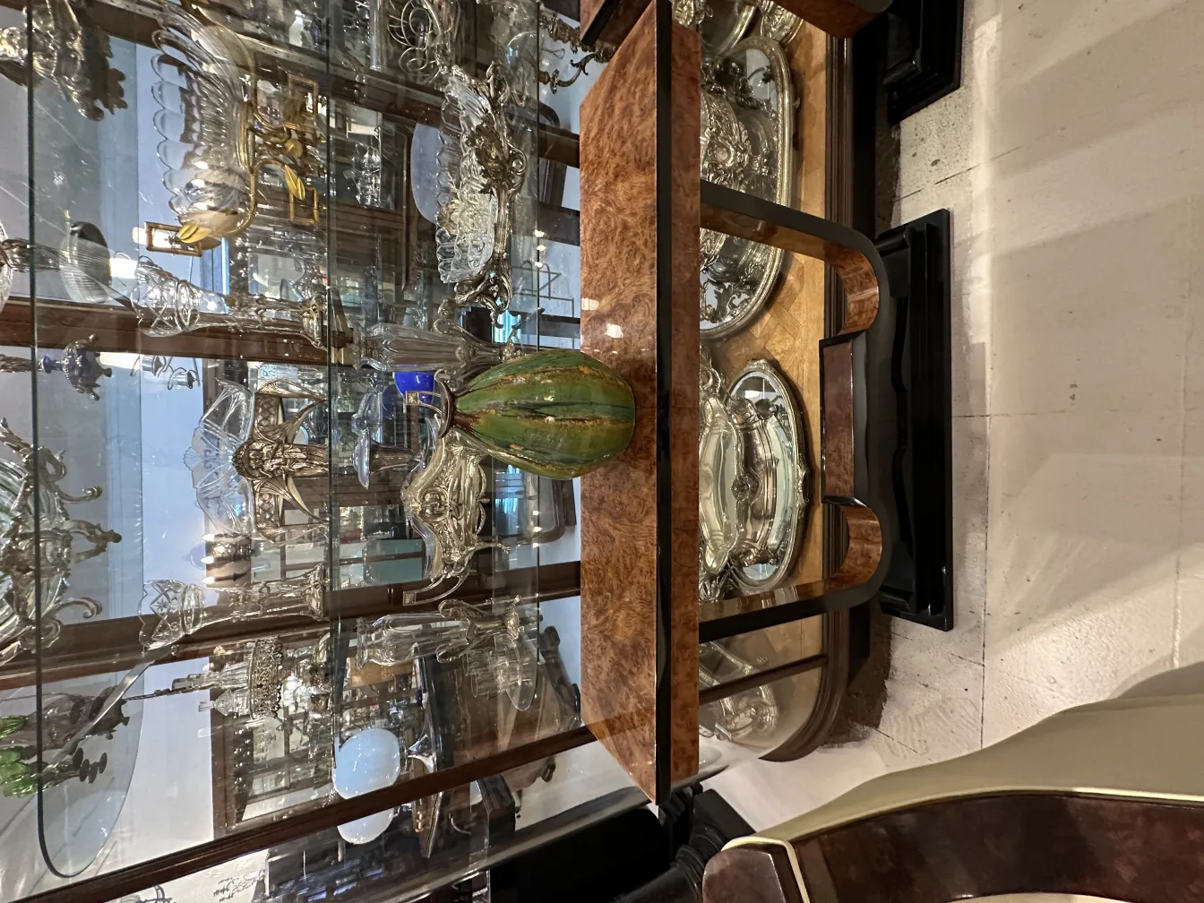 cerâmica decorativa antiga em ambiente elegante