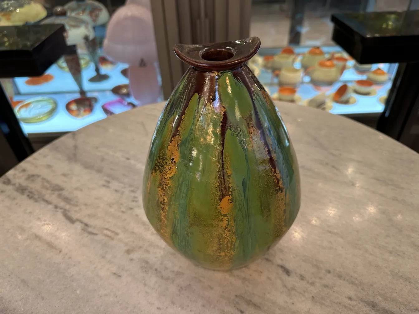 Jarrón antiguo de cerámica en verde con detalles dorados