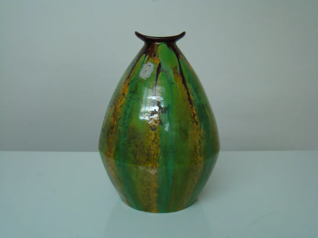 Vase en céramique antique dans des teintes vertes et jaunes, finition brillante, parfait pour la décoration.