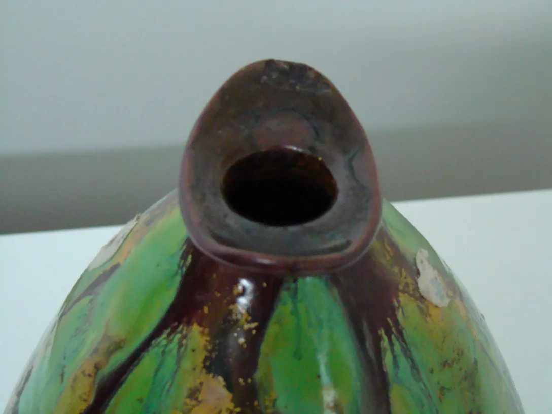 Vaso di ceramica antica con decorazione colorata verde e marrone