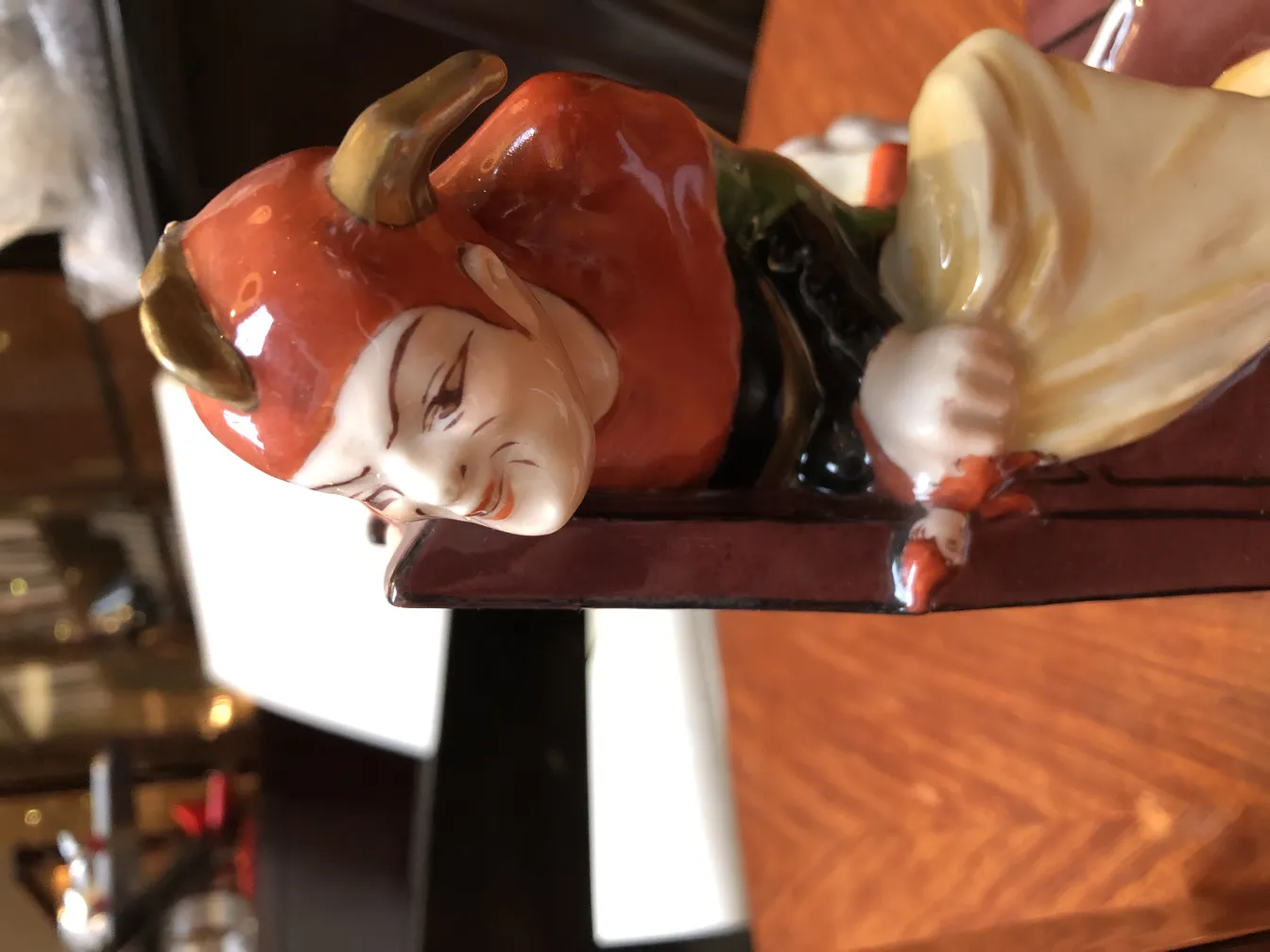 Mascarón de cerámica antigua con cuernos, estilo detallado