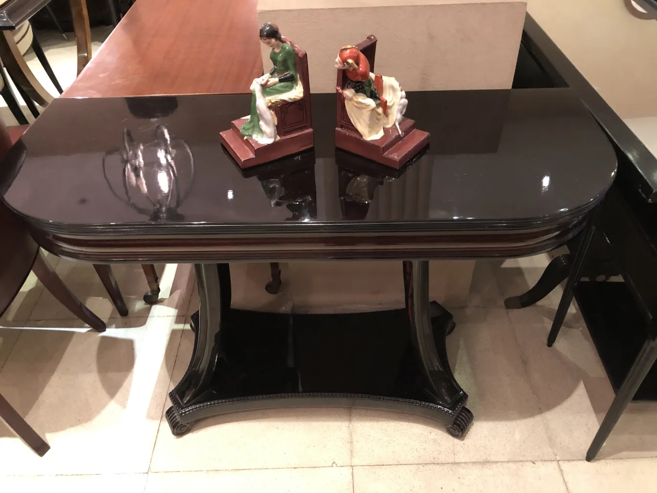 Pièce en céramique ancienne sur une table élégante