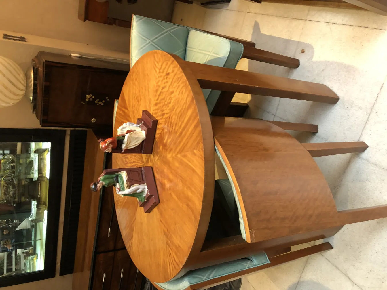 античная керамика с декоративными фигурами на деревянном столе