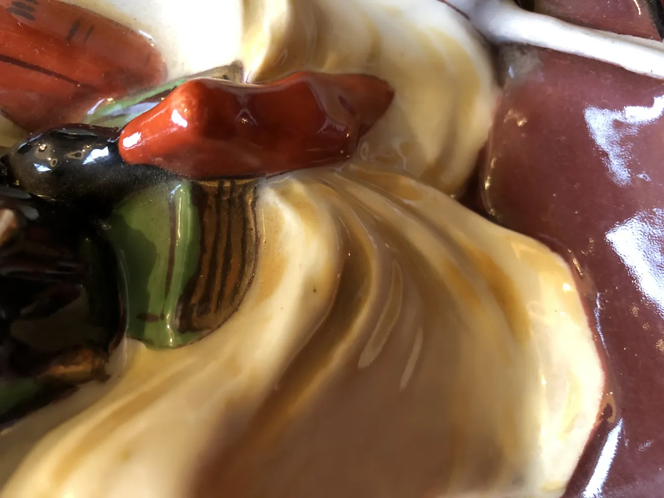 Primer plano de antiguas cerámicas decorativas con detalles vibrantes.