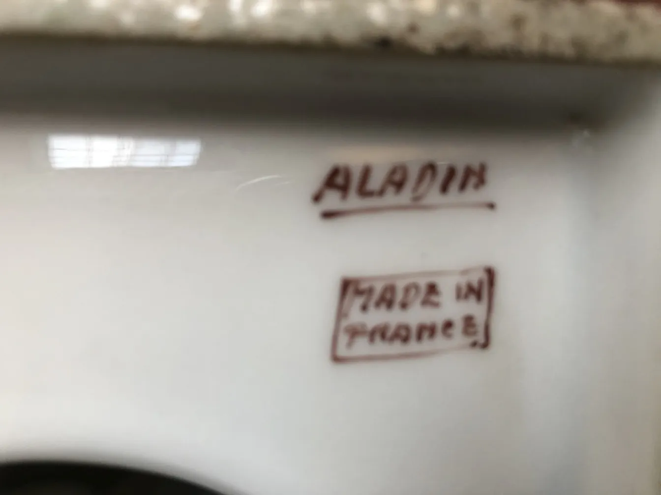 Cerâmica antiga de Aladino com marcas visíveis na base.