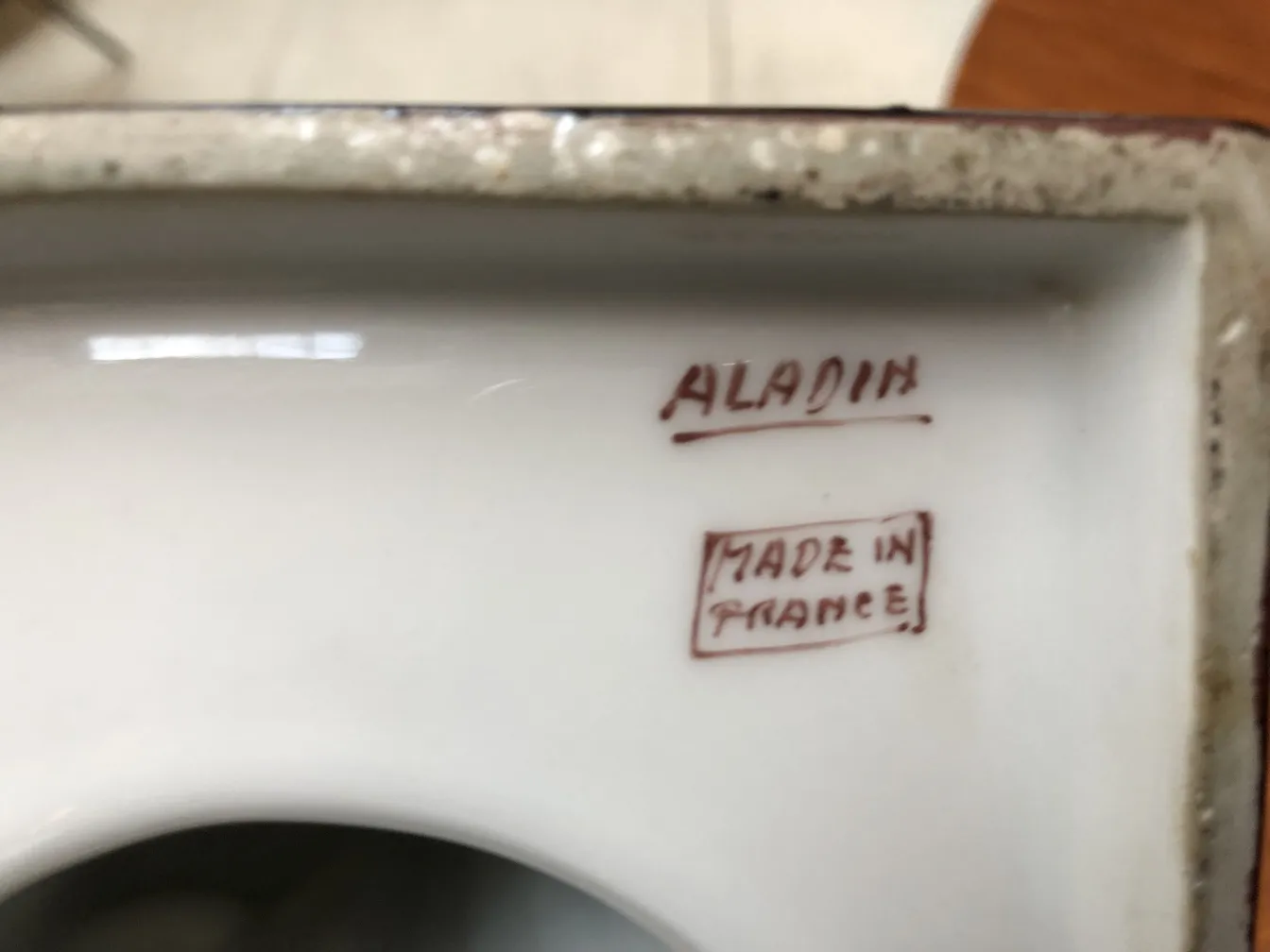 Antigos suportes para livros com o nome Aladin.