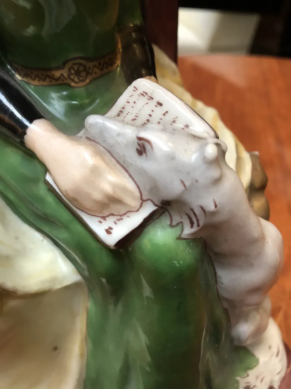 Ancien serre-livres avec une figure d'aladdin et un livre