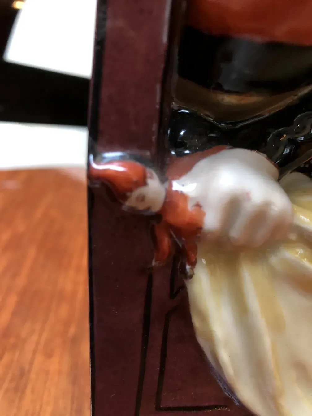 Cerámica antigua decorada con un personaje en detalle