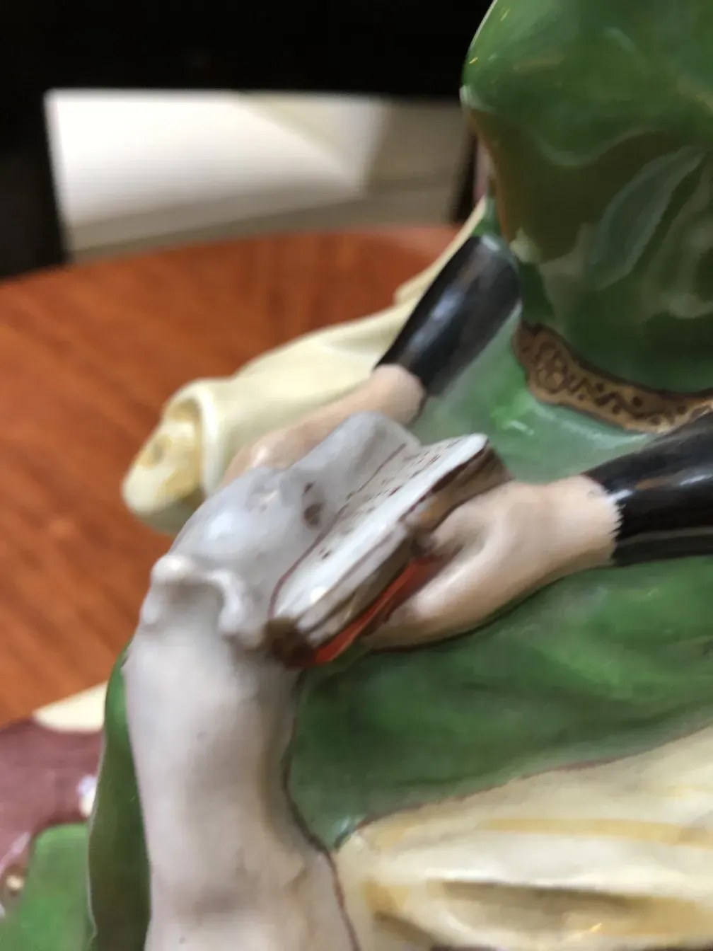 Figuras artísticas de cerâmica antiga com cores vibrantes, detalhes nas mãos.