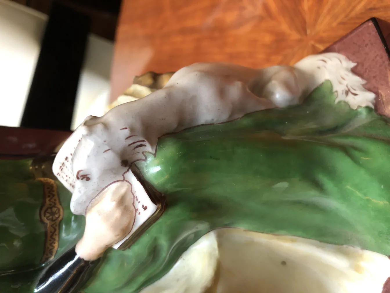 Cerâmica antiga decorativa com cachorro e livro. Detalhes únicos.