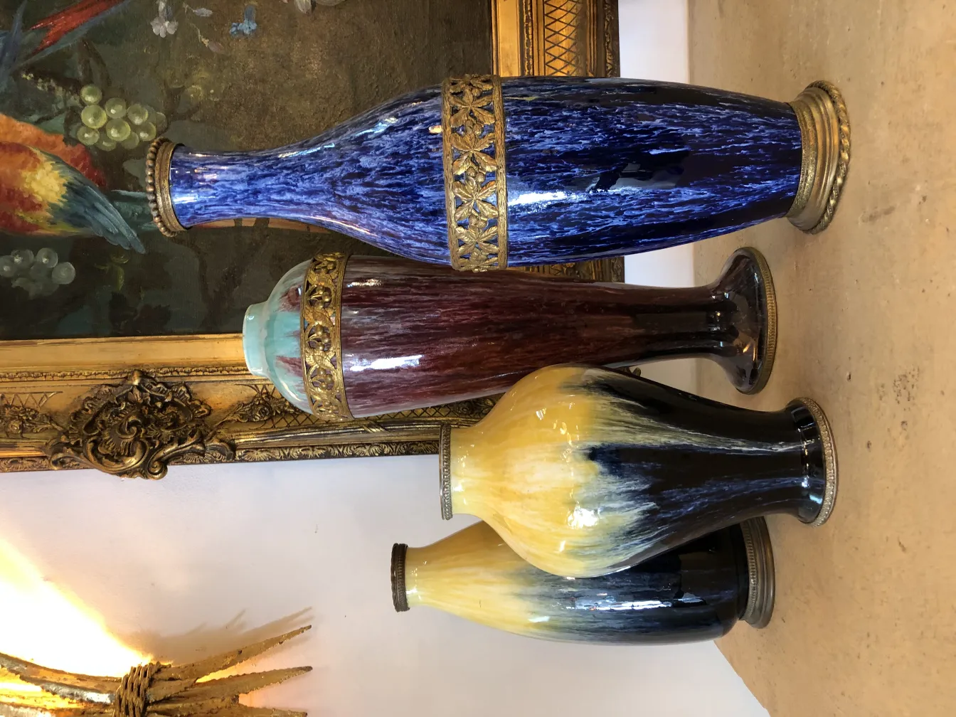 Quatro antigos vasos de cerâmica colorida em um ambiente elegante.