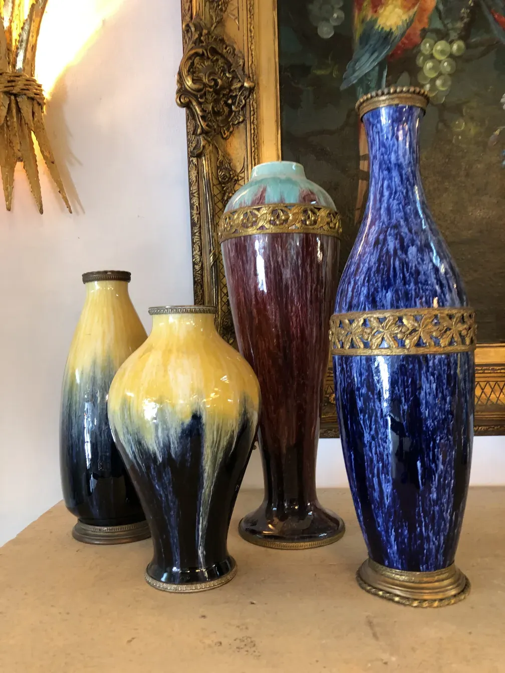 Cuatro jarrones antiguos de cerámica con decoraciones coloridas