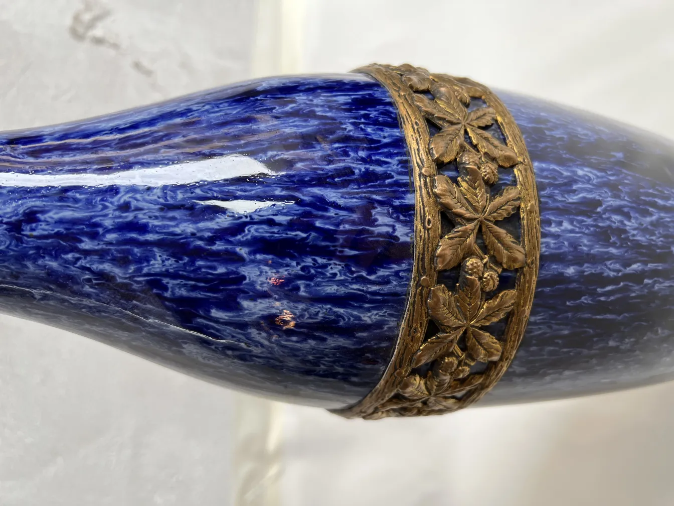 Vaso de cerâmica azul com detalhes dourados antigos