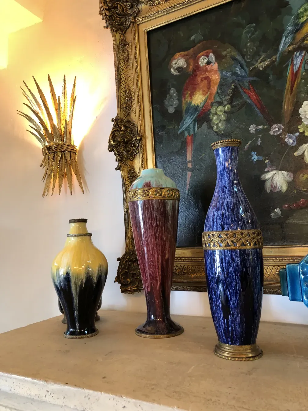 Tre vasi antichi in ceramica Boch frères Keramis in un ambiente elegante