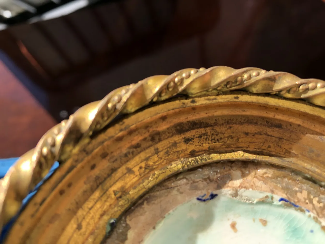 古董装饰陶瓷，带金边和釉面细节。