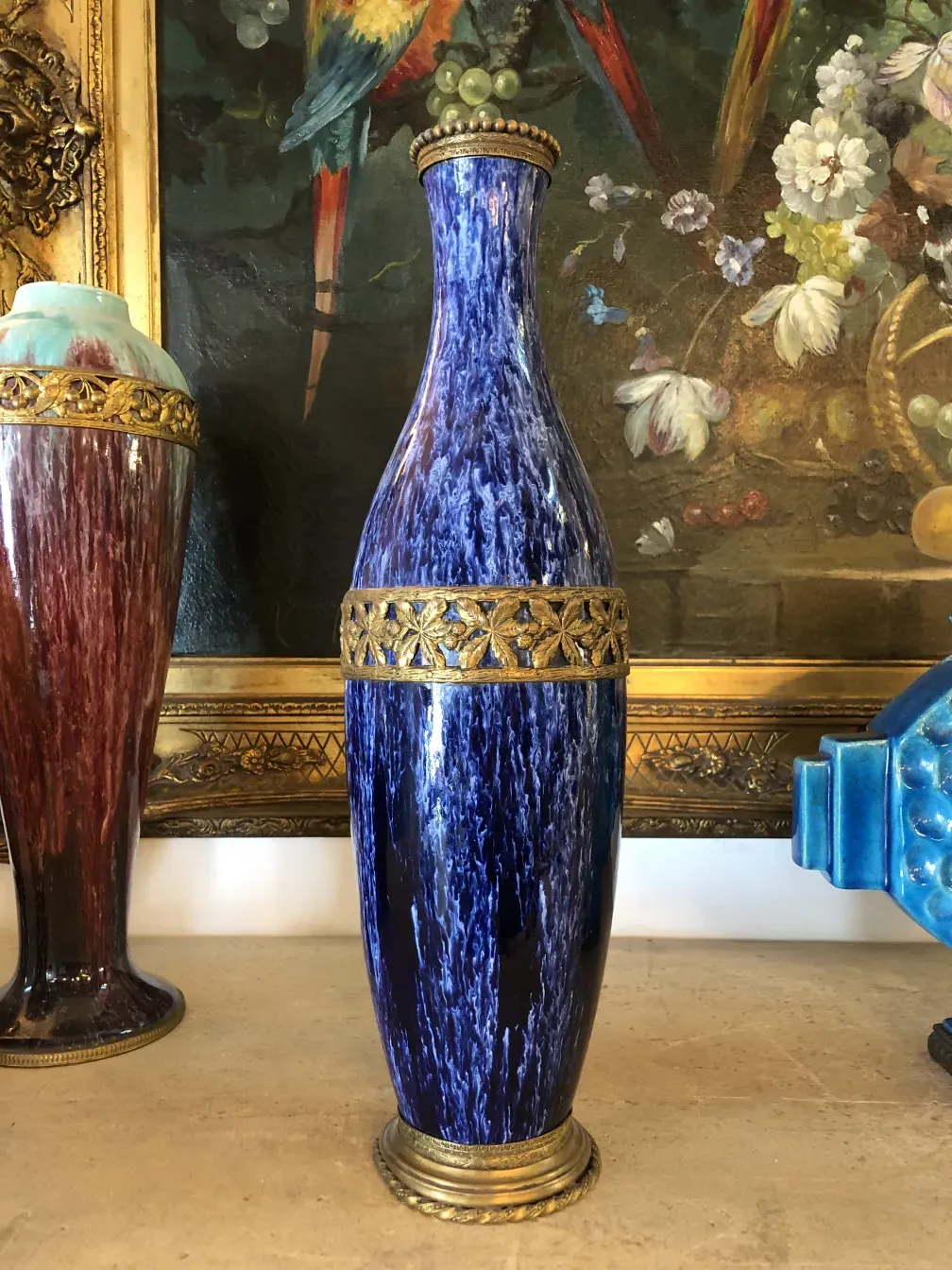 antik blauer Keramikvase mit goldenen Details