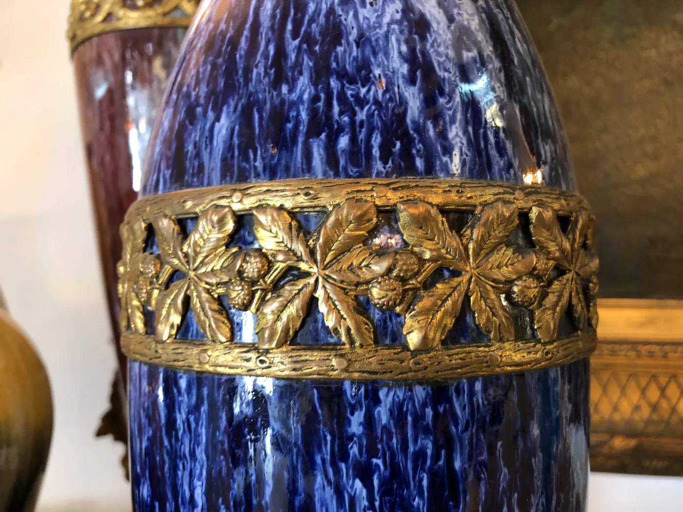 Vaso de cerâmica antiga Boch frères com design elegante, azul e dourado.