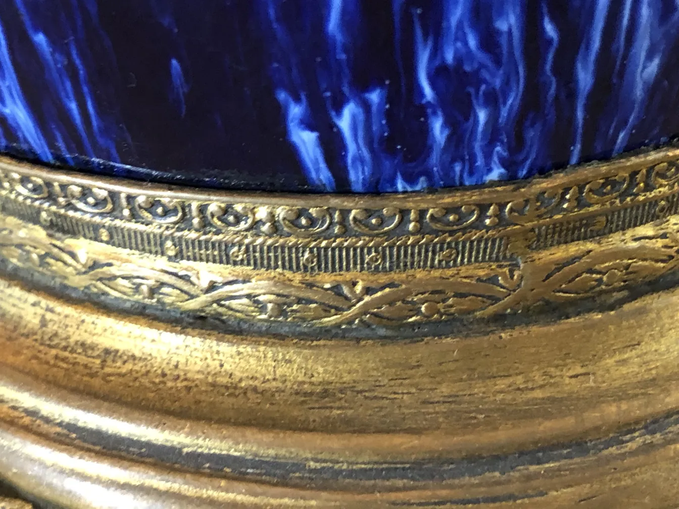 Ceramica antica con dettagli dorati ornamentali, elegante e artistica.