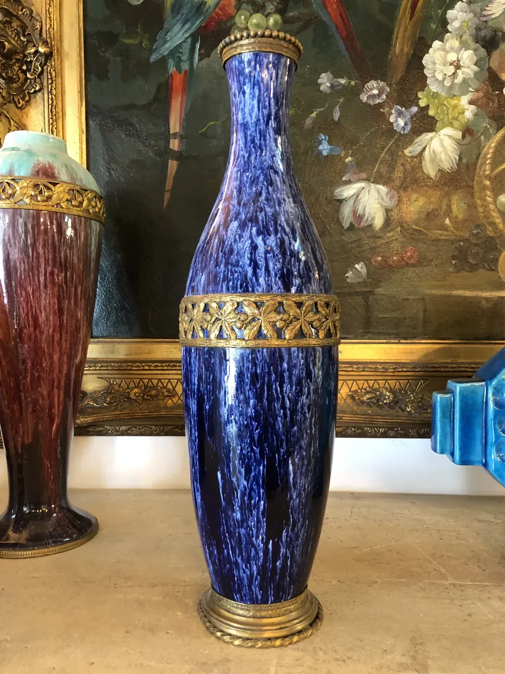 Vase ancien en céramique boch frères keramis bleu, orné de détails dorés.