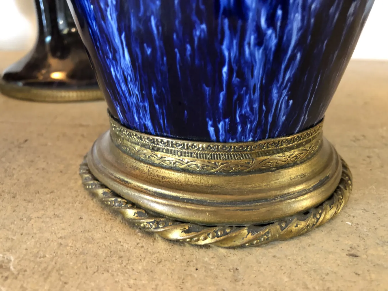 Vaso cerâmico antiquado azul com base dourada, Boch frères keramis.