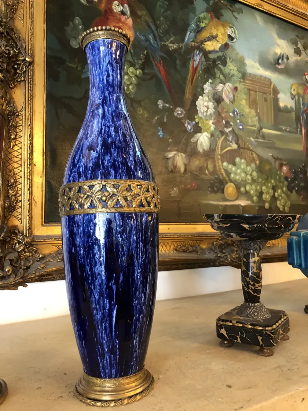 vaso blu antico con dettagli dorati su sfondo artistico