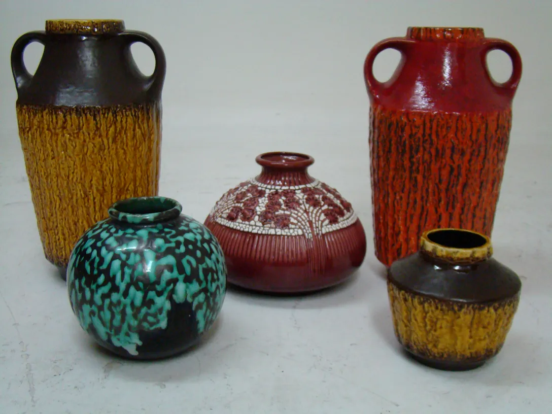 Vasos de cerâmica antiga com cores vibrantes e designs variados