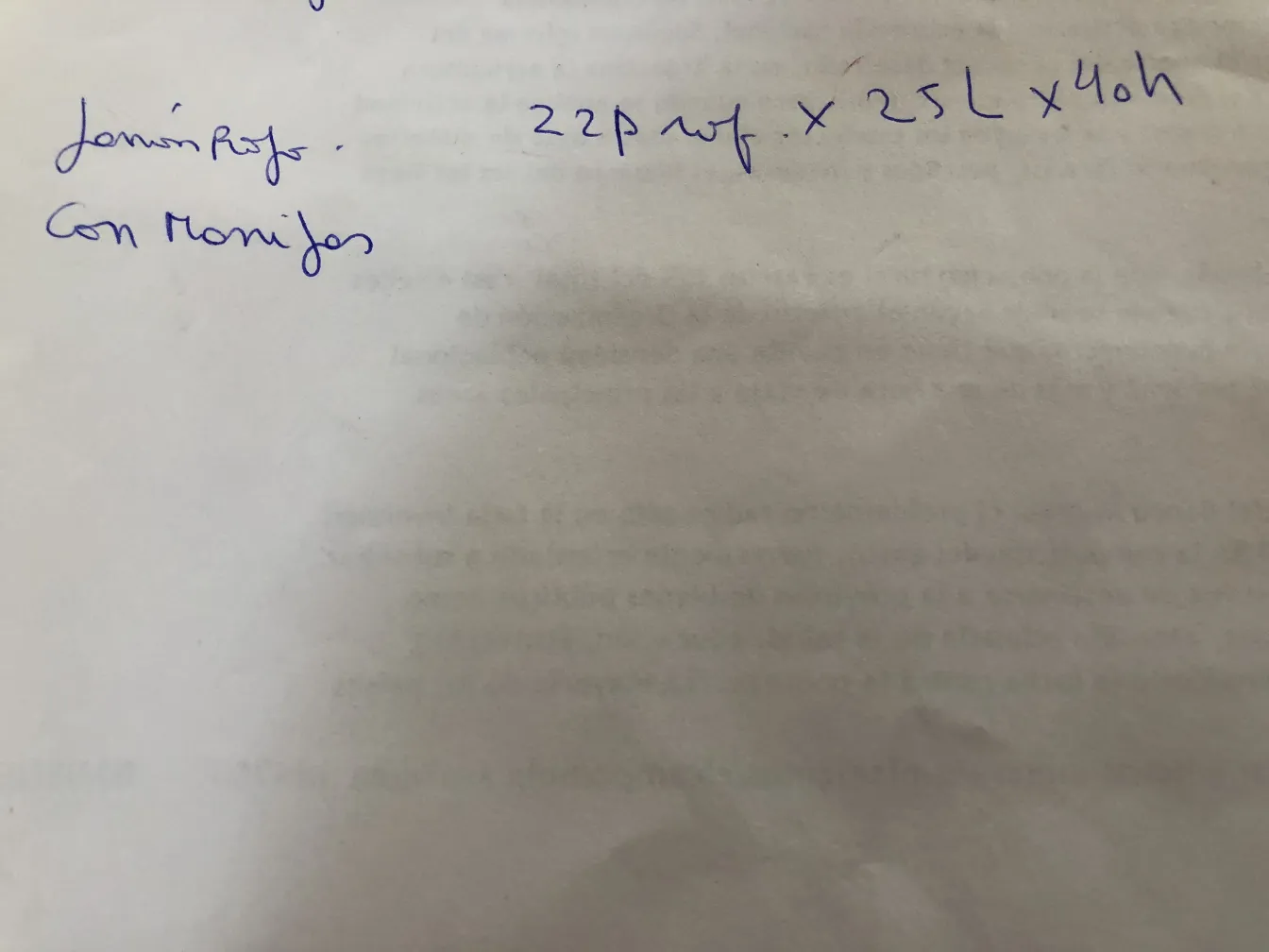 صحون السيراميك القديمة المزخرفة بتفاصيل فريدة، خلفية فاتحة.