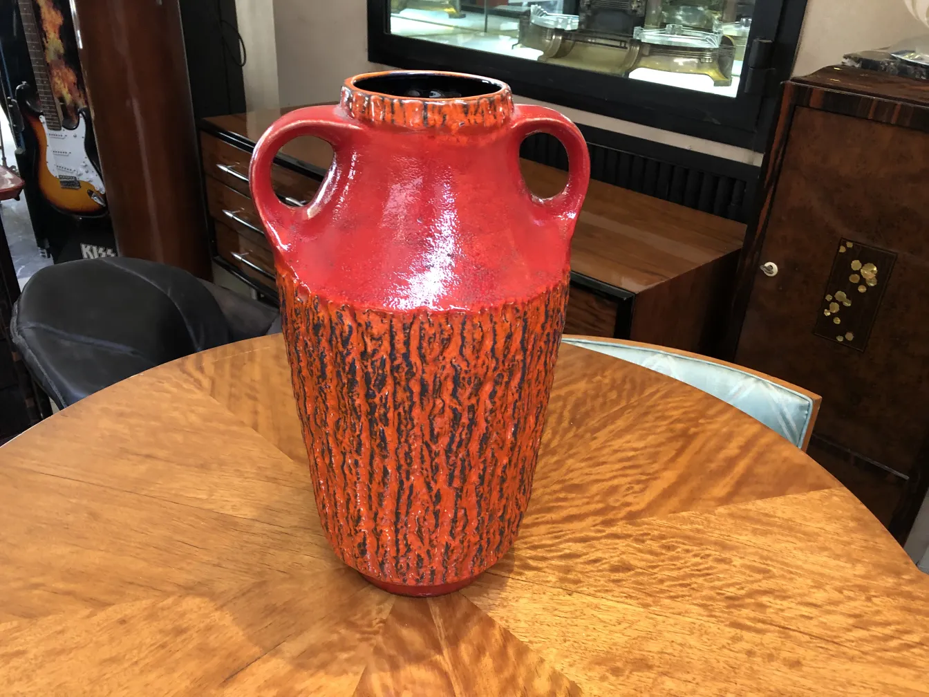 Antigua ceramica colorida con forma distintiva sobre mesa