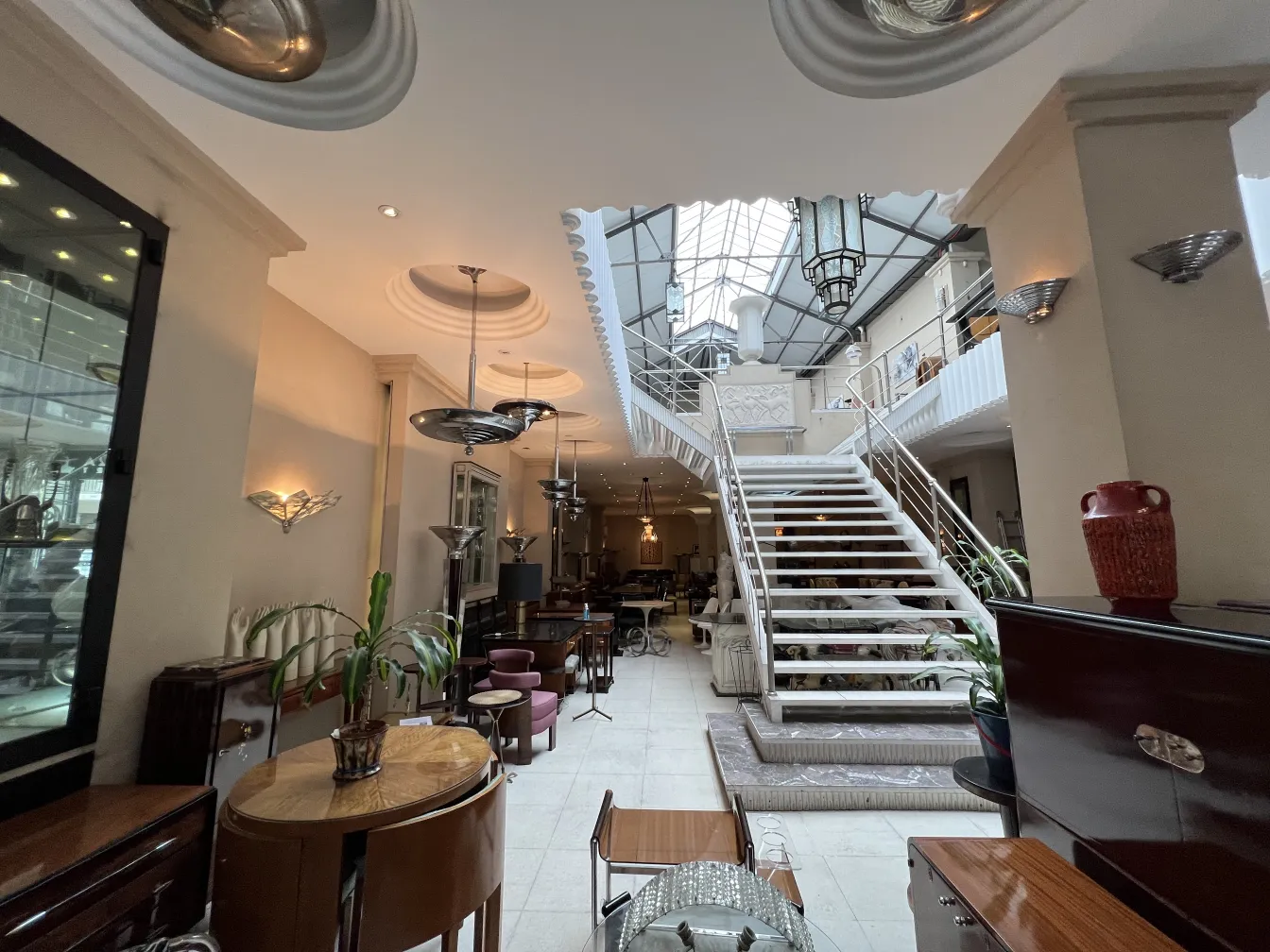 Cerámica antigua en un entorno elegante con muebles selectos.