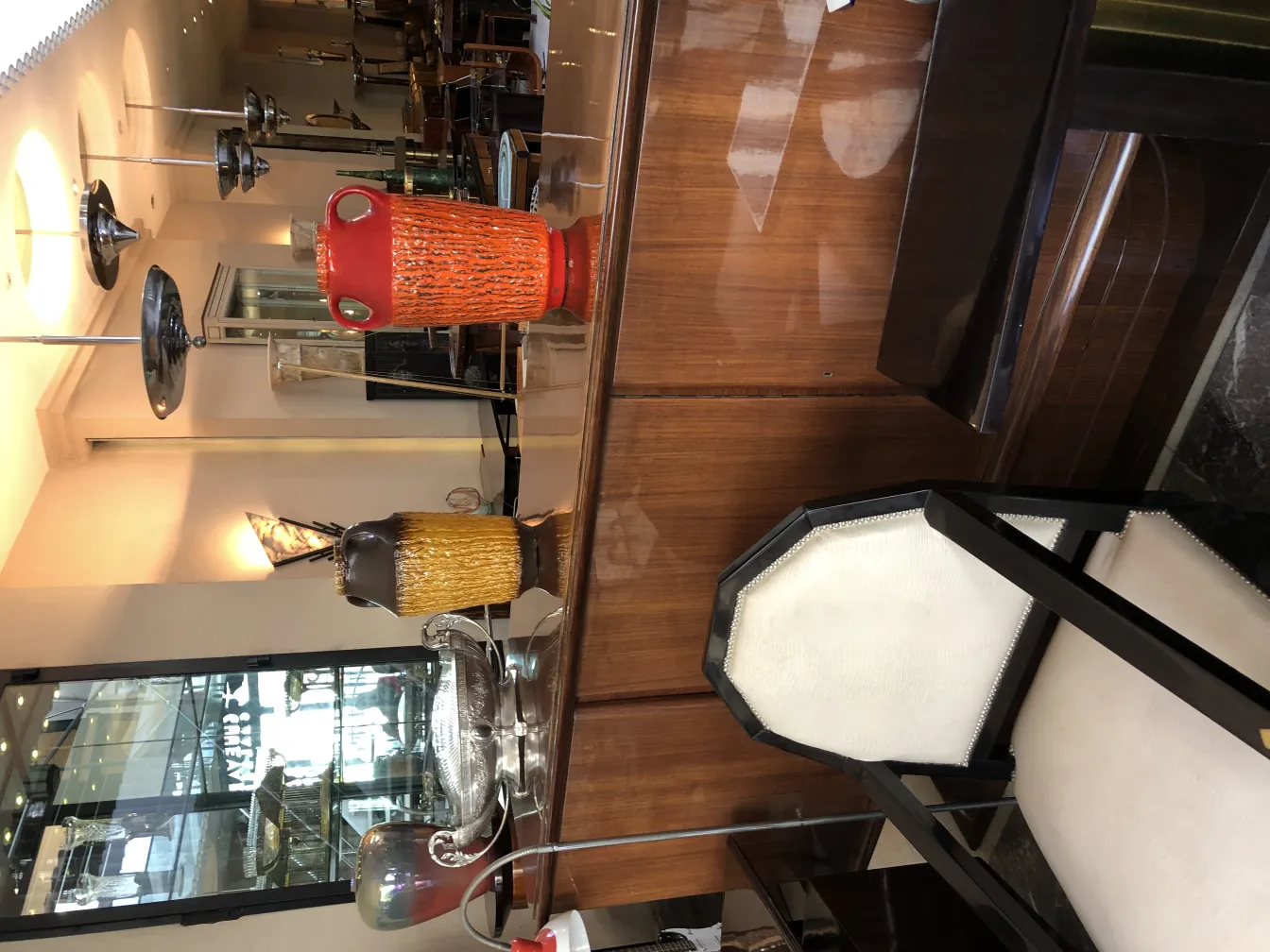 Antike Keramikvasen in lebendigen Farben in einem stilvollen Ambiente.