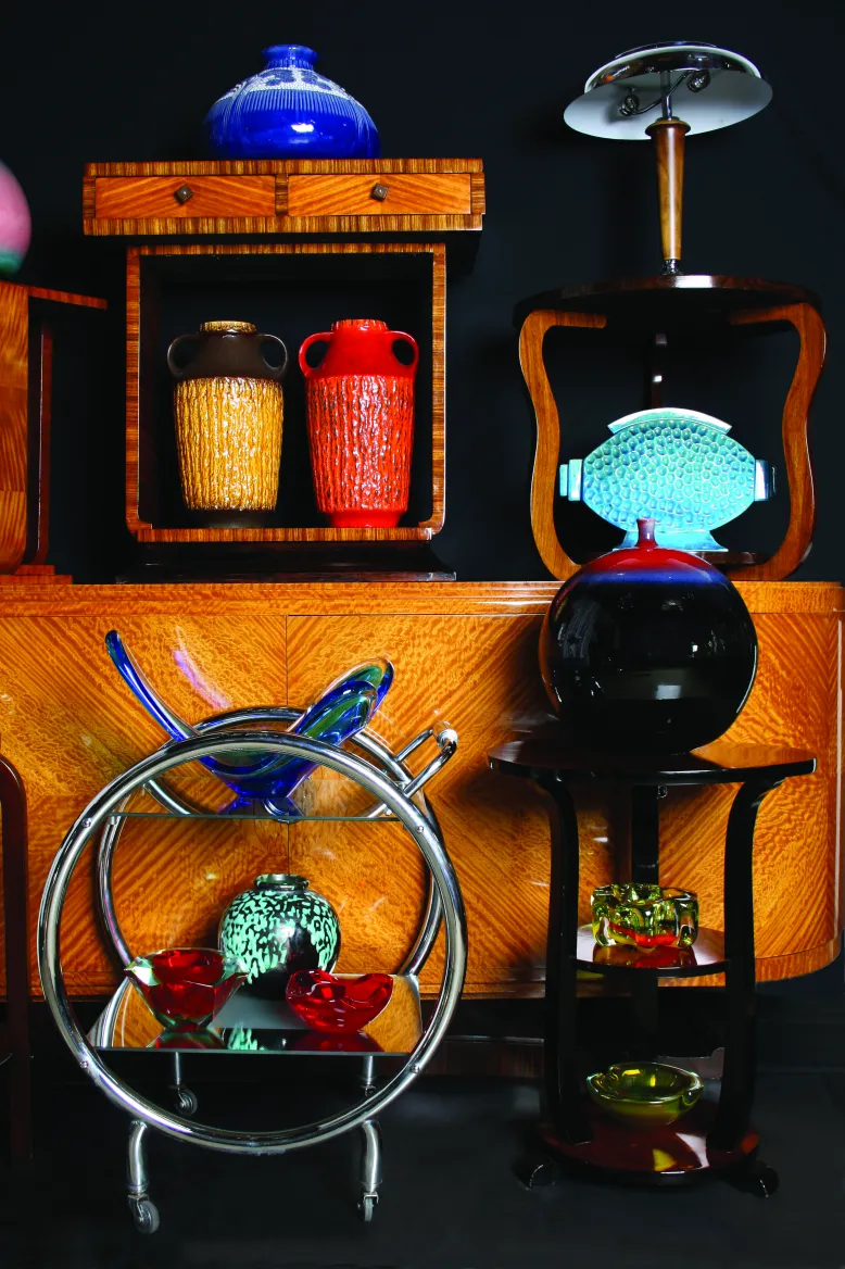 Différentes pièces de céramique ancienne décoratives de couleurs vives