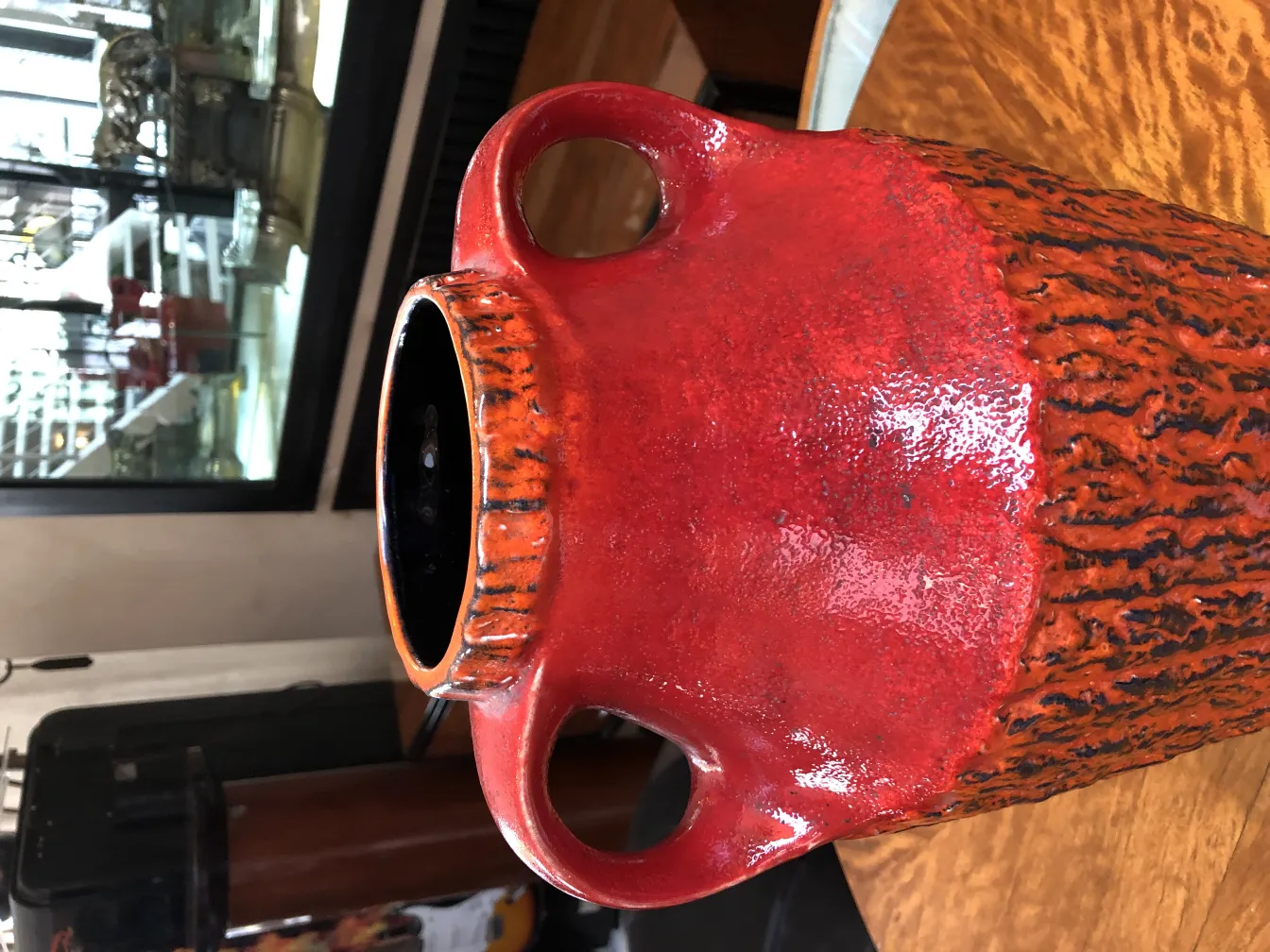 vaso de cerâmica antiga vermelha com superfície texturizada e alças