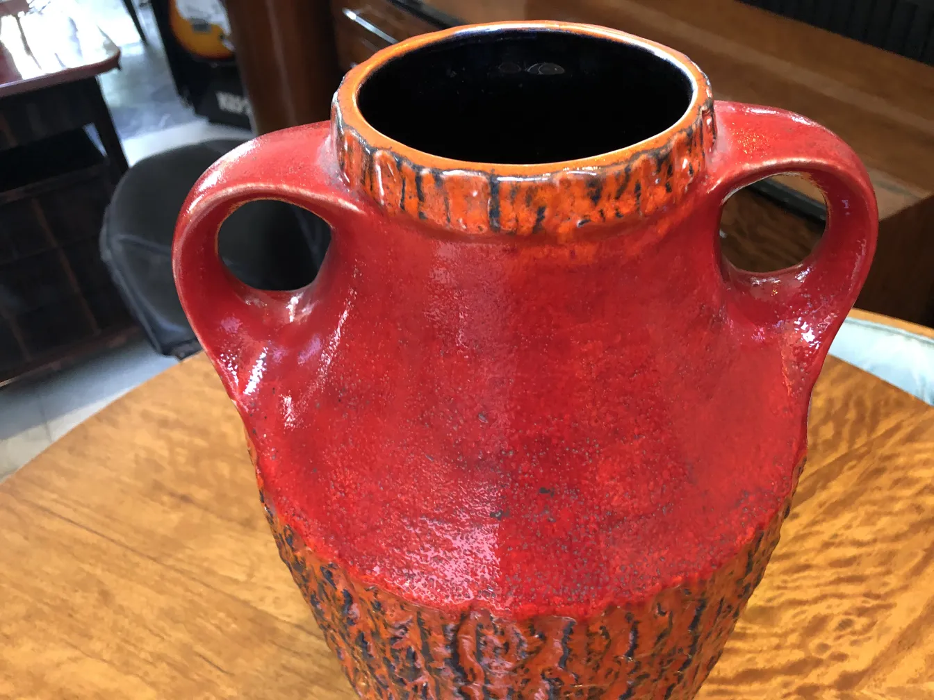 vase ancien en céramique rouge avec design carstens-tonnieshof