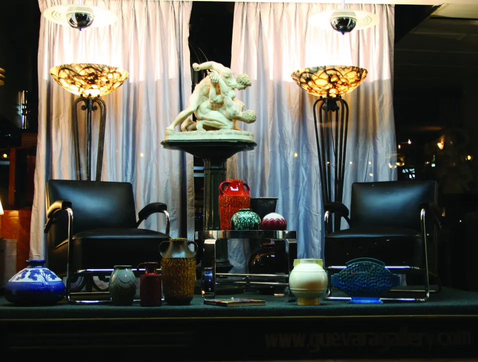 Rote und blaue Keramiktöpfe in einer antiken Umgebung