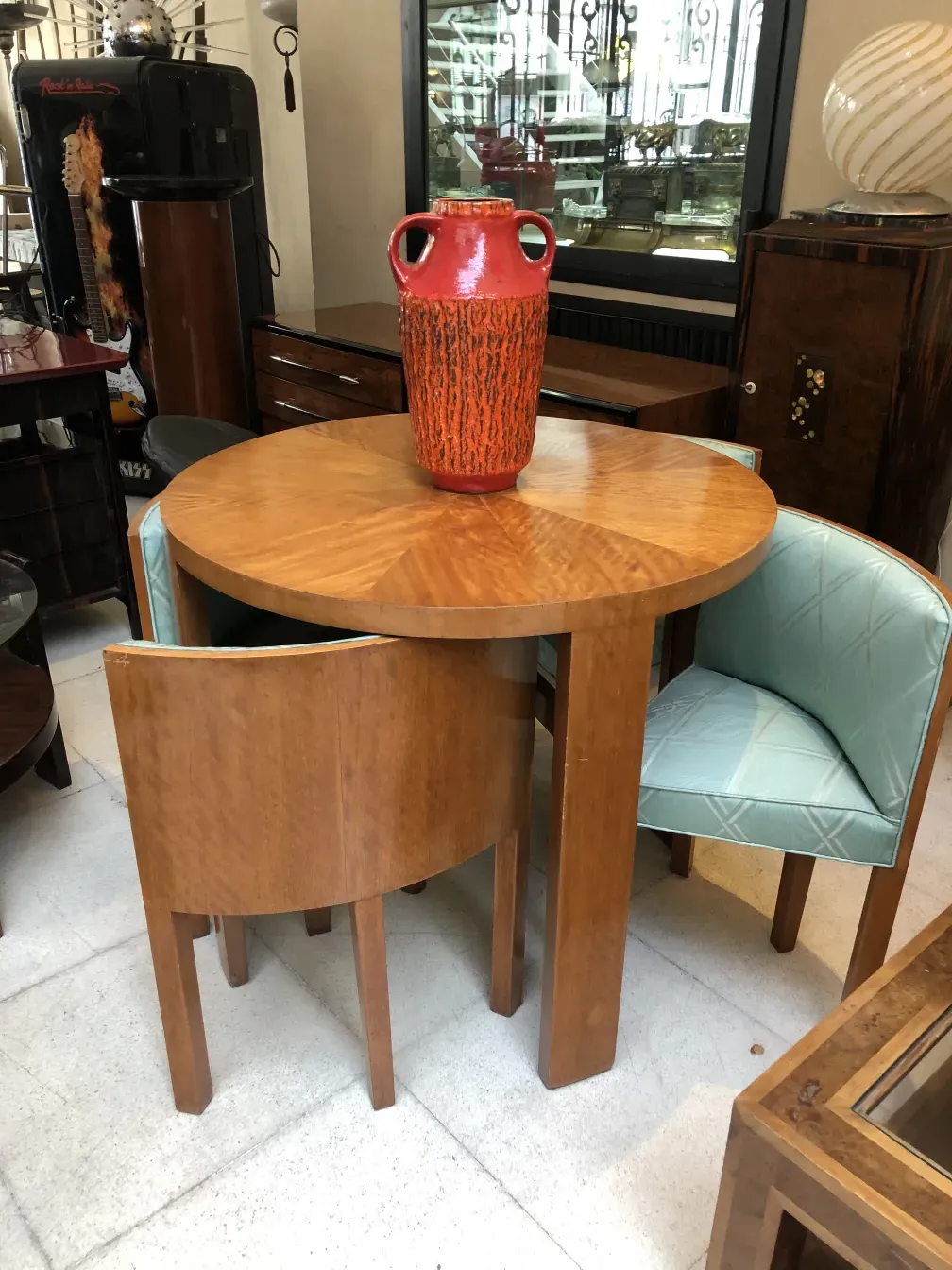 Vase ancien carstens-tonnieshof orange sur une table en bois.