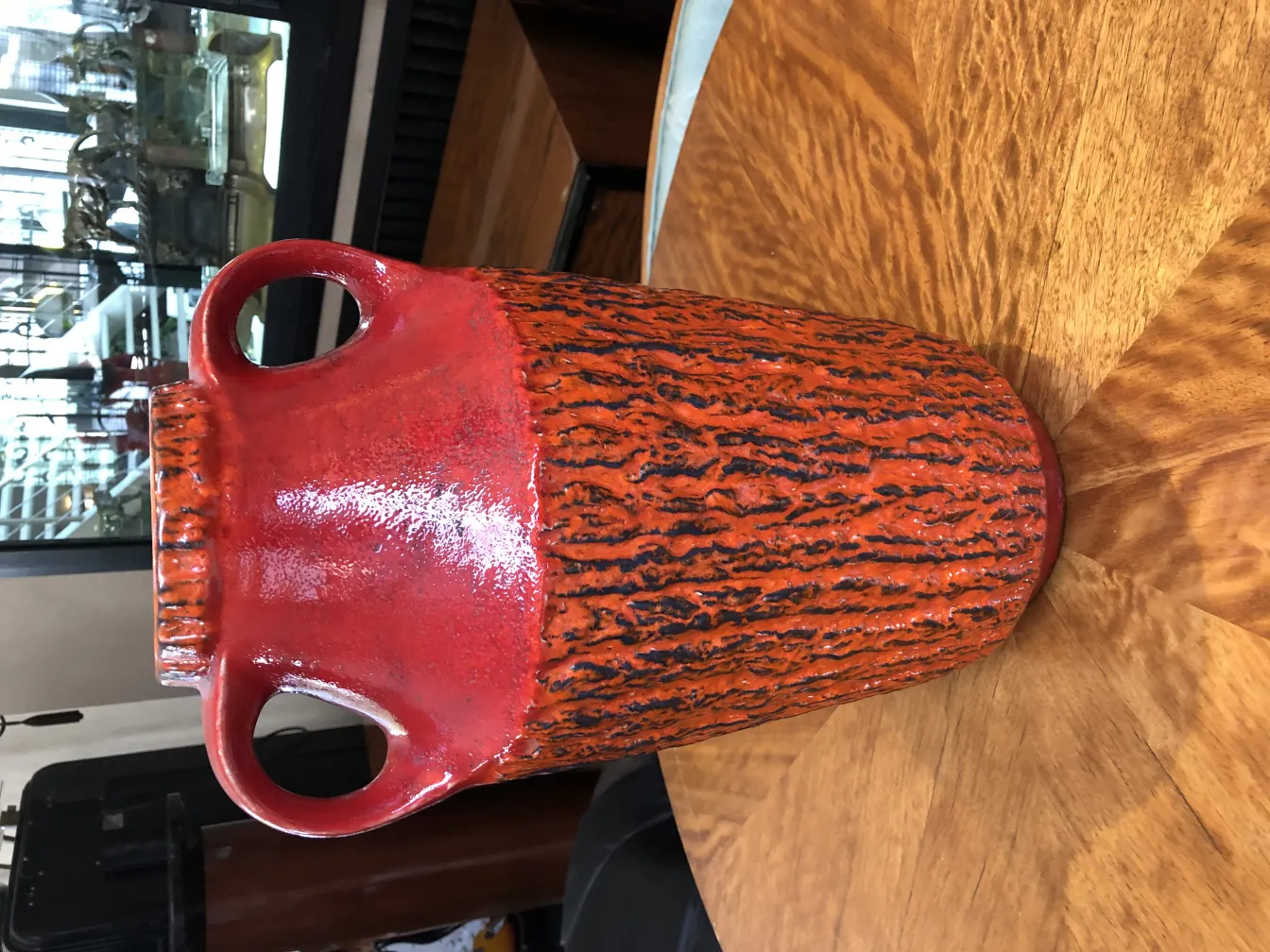 vase en céramique ancienne de couleur rouge avec texture